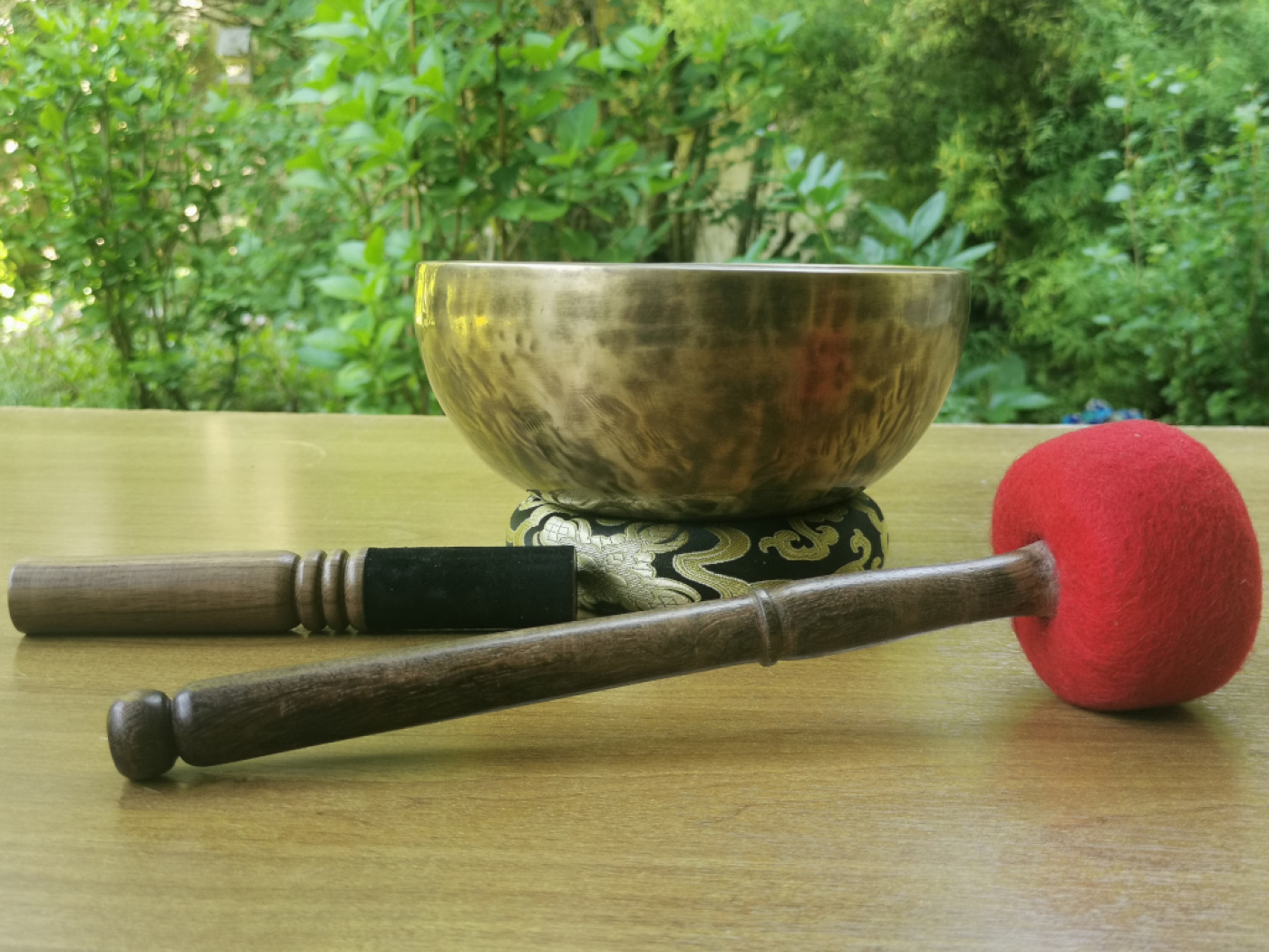 Traditionelle Dunkle Klangschale | ~1,1kg / ~17-19cm / inkl. Filzschläger / geschmiedet | Kissenfarbe wählbar